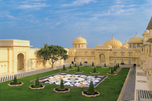 fore-court-at-the-oberoi